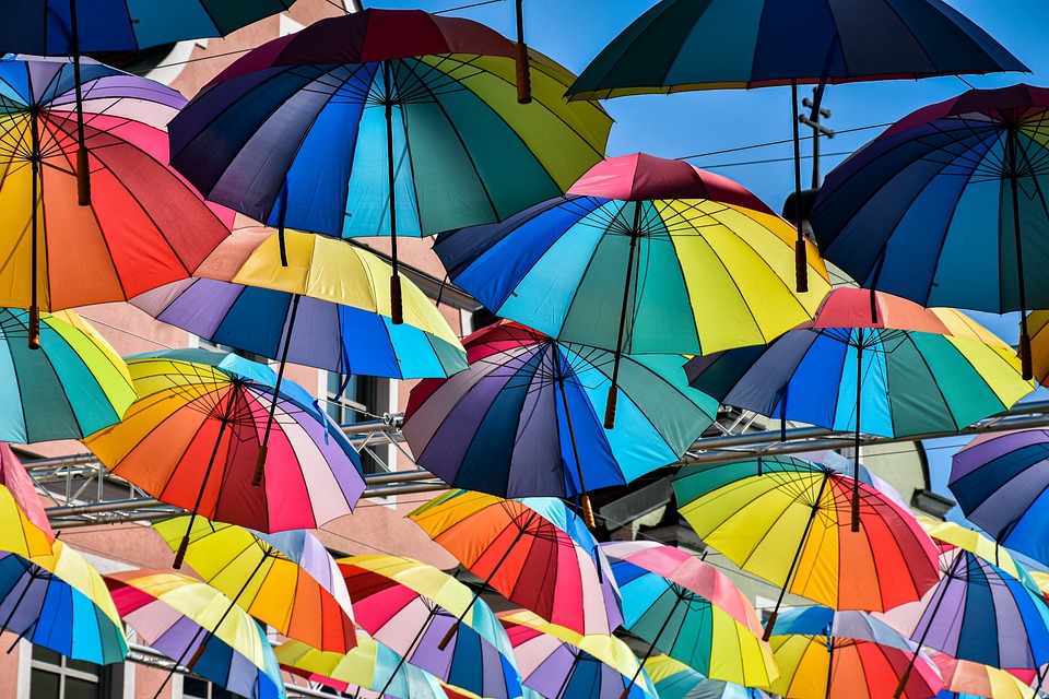 Metapher für Glück in unterschiedlichen Kulturen: Regenbogenschirme 