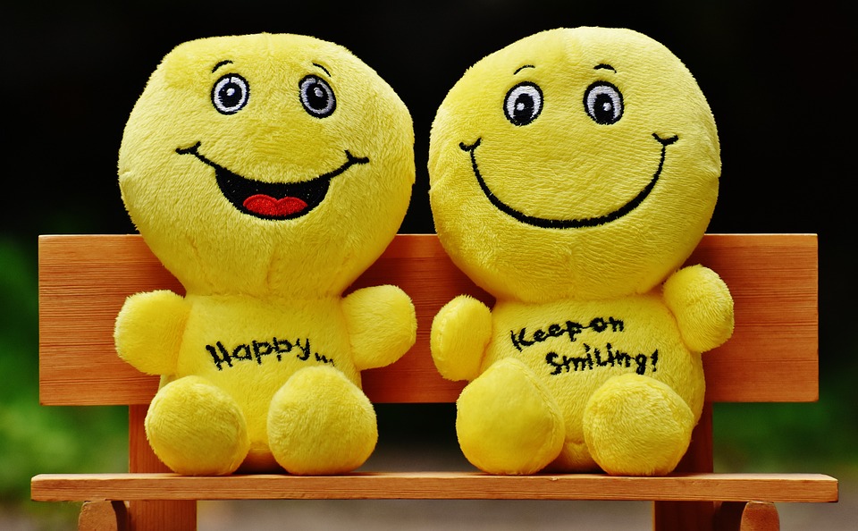 Toxische Positivität verbildlicht durch zwei grinsende Smileys