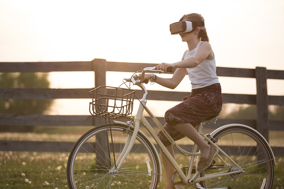 Frau mit VR-Brille auf Fahrrad, nicht zum Nachmachen empfohlen ...