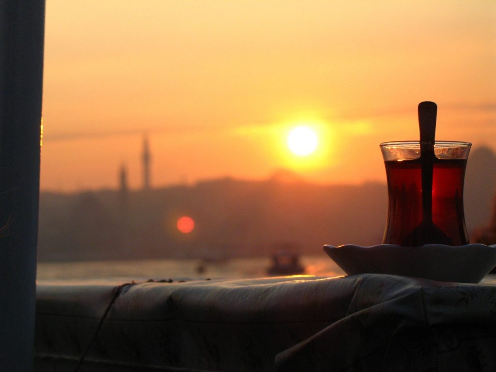 Türkischer Tee vor Istanbul-Kulisse: ein Moment des Keyif