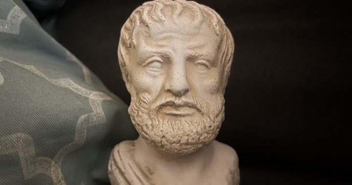 Aristoteles Büste vor dunklem Hintergrund